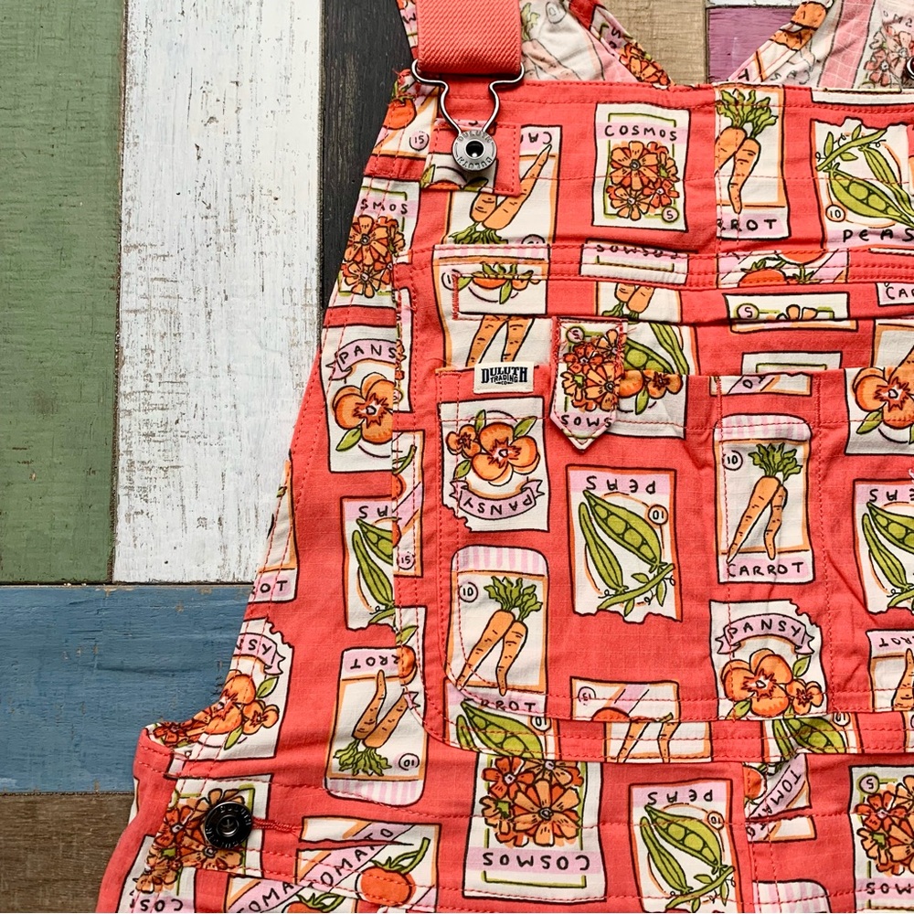 NWT Duluth Small x35L Heirloom Gardening Bib Overalls Coral Seed Packets Farming - Picture 3 of 9